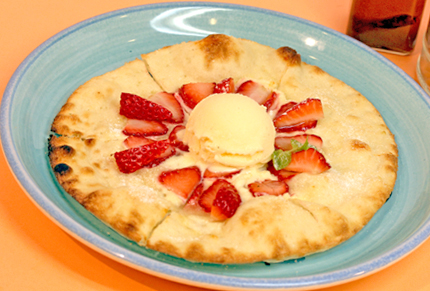 イチゴのPizza バニラジェラート添え